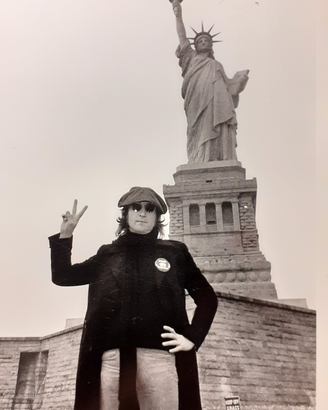 Immagine di John Lennon a New York su cartolina