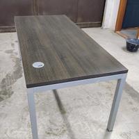 scrivania rettangolare scura