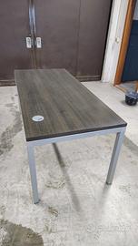 scrivania rettangolare scura