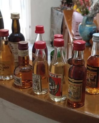 Lotto di 19 mignon di liquore e vini Anni '70 