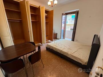 Stanza con balcone a piazza dei mirti solo ragazze