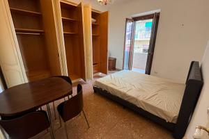 Stanza con balcone a piazza dei mirti solo ragazze