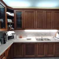 Cucina completa di elettrodomestici,tavolo e sedie