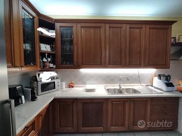 Cucina completa di elettrodomestici,tavolo e sedie