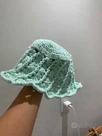 Cappello all’uncinetto fatto a mano