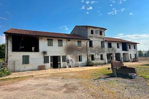 Casale con varie possibilità di ristrutturazione