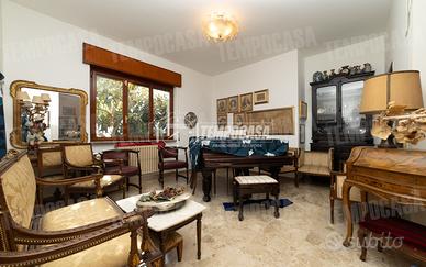 VILLA UNIFAMIGLIARE 350MQ CON BOX ESTERNO !