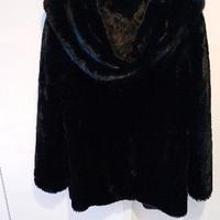 Giaccone con cappuccio in pelliccia ecologica