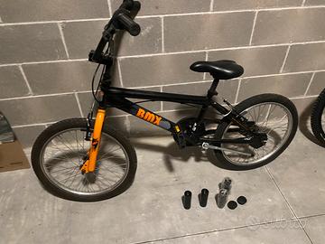 Bicicletta BMX  nero/arancione con Peg (pedane)