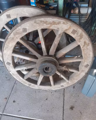 Ruote di carro e inferriate