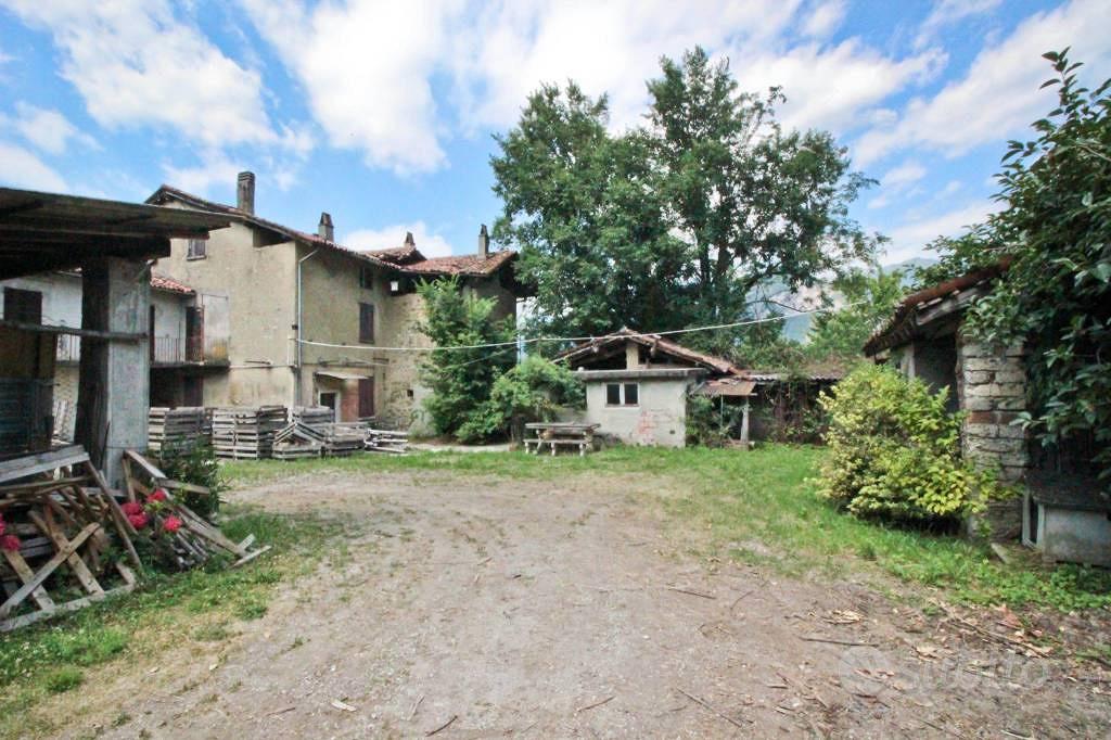 Rustico / Casale di 600 m² con più di 5 locali a O - Vista 5