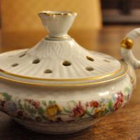 Contenitore in porcellana per pot-pourri.