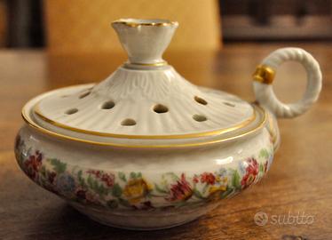 Contenitore in porcellana per pot-pourri.