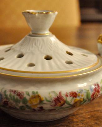 Contenitore in porcellana per pot-pourri.