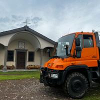 UNIMOG U 400 con GRU Hiab