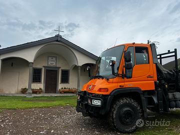 UNIMOG U 400 con GRU Hiab