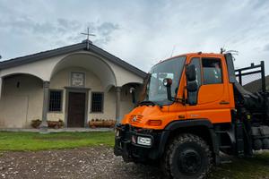 UNIMOG U 400 con GRU Hiab