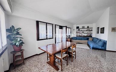 AMPIO TRILOCALE CON BALCONE IN CENTRO