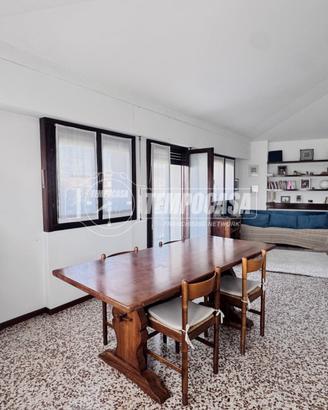 AMPIO TRILOCALE CON BALCONE IN CENTRO