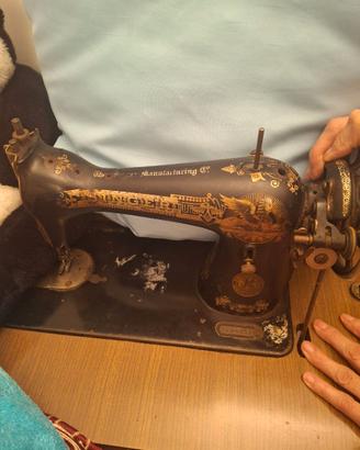Macchina da cucire d'epoca Singer del 1927