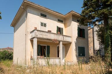 Villa su tre livelli con mansarda - 320 mq -
