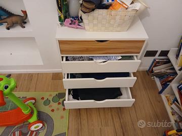 Armadio ikea piccola cassettiera e lettino a sbarr