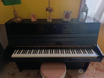 pianoforte verticale kaway di colore nero