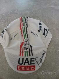 cappello uae firmato da tadej pogacar