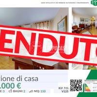 Villa a schiera di testa con garage triplo