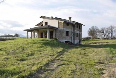 Villa di 390 m² con più di 5 locali a Pontecorvo
