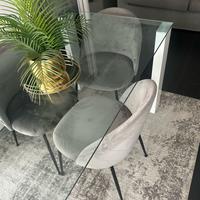 Tavolo da pranzo con piano in vetro
