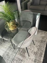 Tavolo da pranzo con piano in vetro