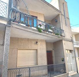 Indipendente su strada larga e comodo vano scala