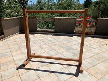 Stand in legno per abbigliamento