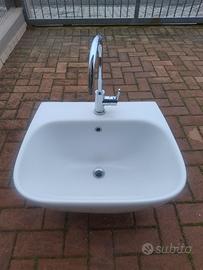 Lavabo con miscelatore 