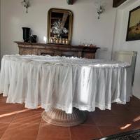 Prezioso copritavolo in pizzo e nastri di raso. 