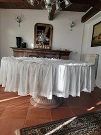 Prezioso copritavolo in pizzo e nastri di raso. 