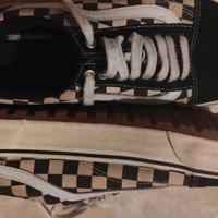 Vans a quadretti bianche e nere tenute maniacalmen