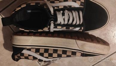 Vans a quadretti bianche e nere tenute maniacalmen