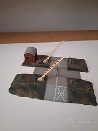 Passaggio a livello per plastico ferroviario