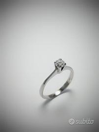 Anello solitario in oro bianco 18ct