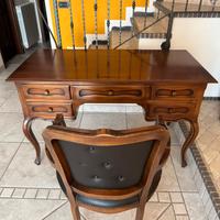 Scrivania e sedia antica.