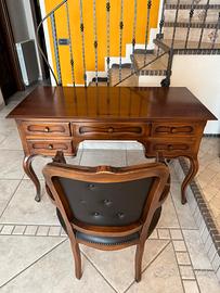 Scrivania e sedia antica.