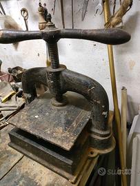 Vecchia pressa da legatorie