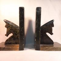 Coppia reggilibri con cavalli in pietra