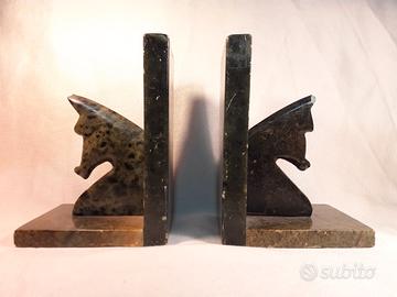 Coppia reggilibri con cavalli in pietra