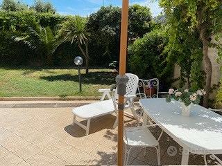 PIANO TERRA con giardino, fronte mare, posto auto