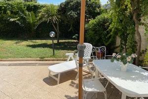 PIANO TERRA con giardino, fronte mare, posto auto