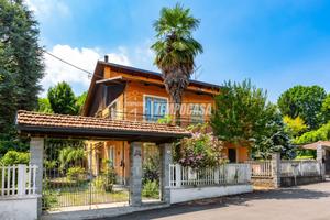 PORZIONE DI BIFAMILIARE CON TERRAZZO E GIARDINO PR