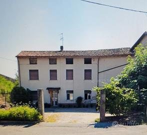 Cascina da ristrutturare con vecchia stalla